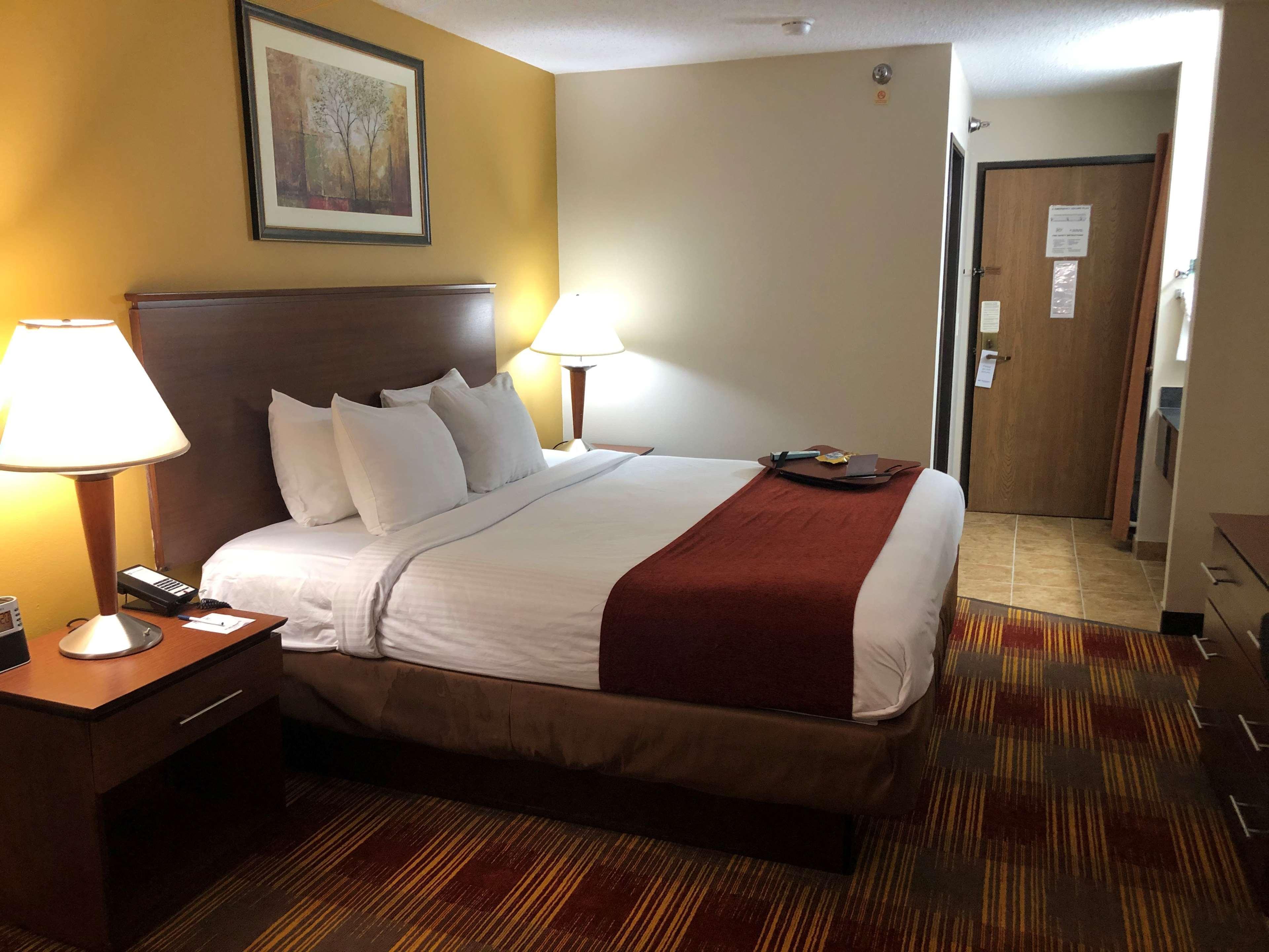Best Western Lakewood Inn Hebron Exterior photo
