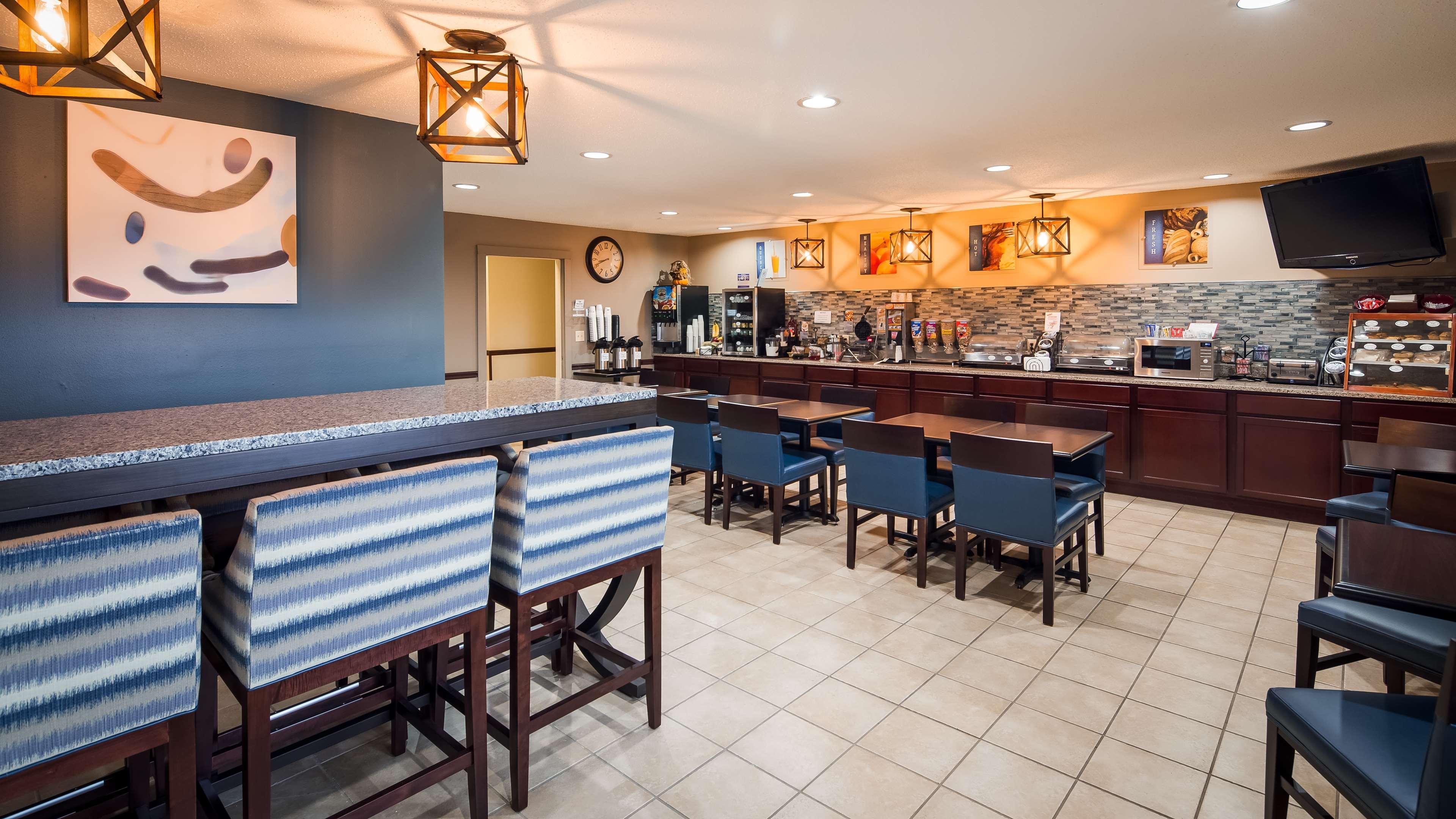 Best Western Lakewood Inn Hebron Exterior photo