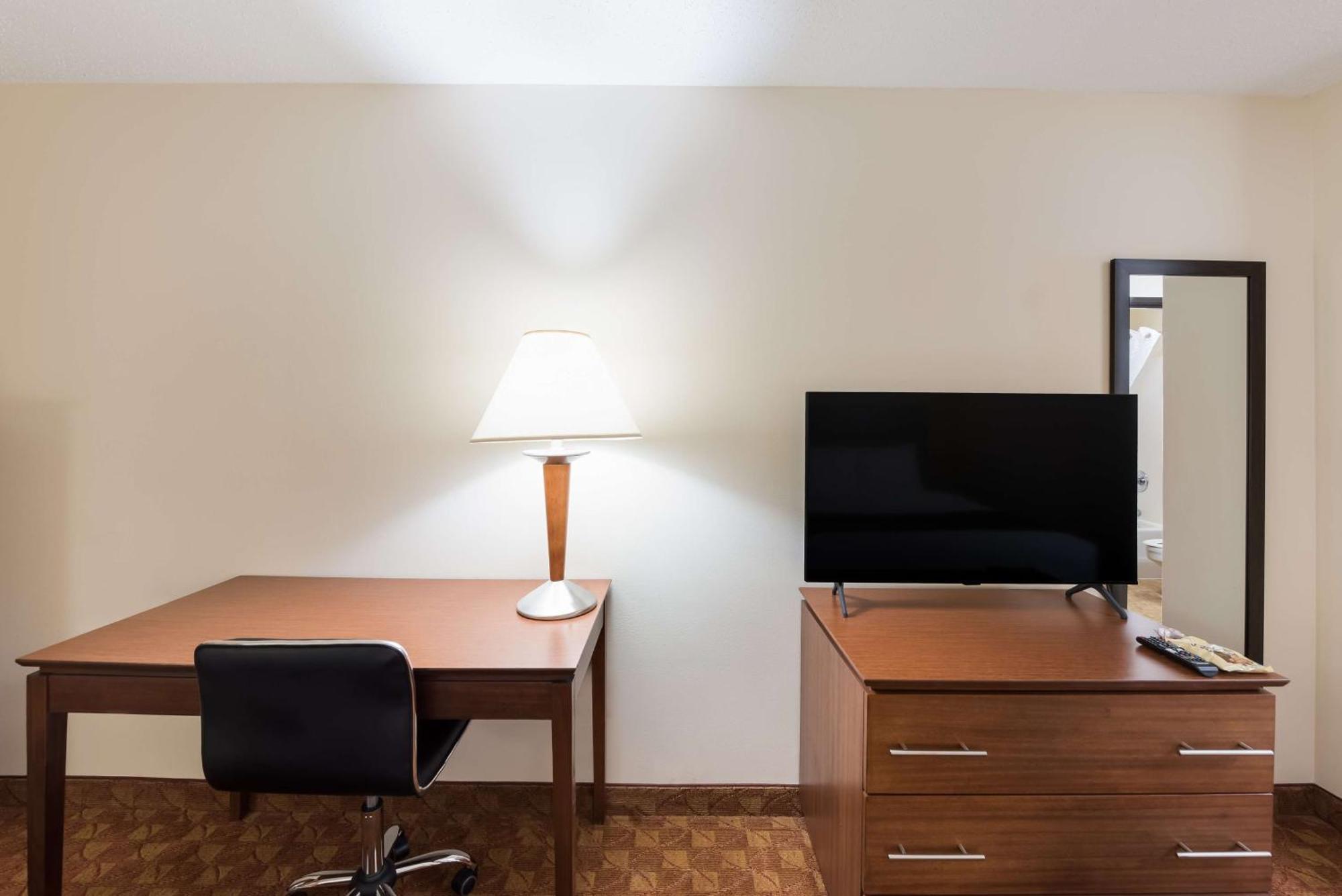 Best Western Lakewood Inn Hebron Exterior photo